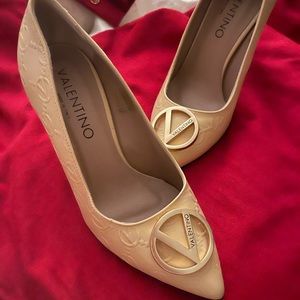 Valentino cream color pumps size 6